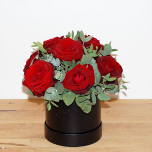 Klasyczny flowerbox z czerwonych róż